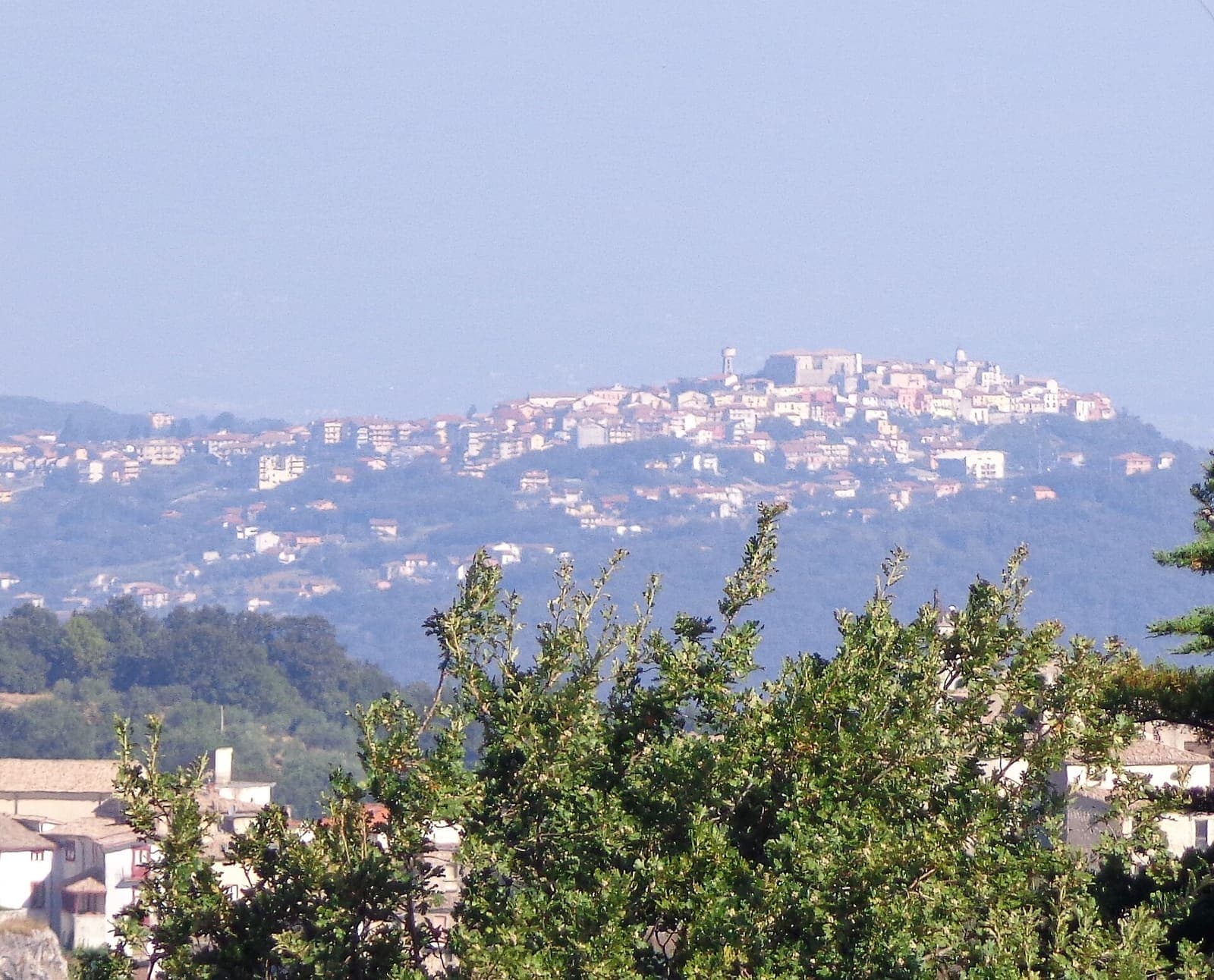 Montemiletto sulla collina vista da Montemarano
