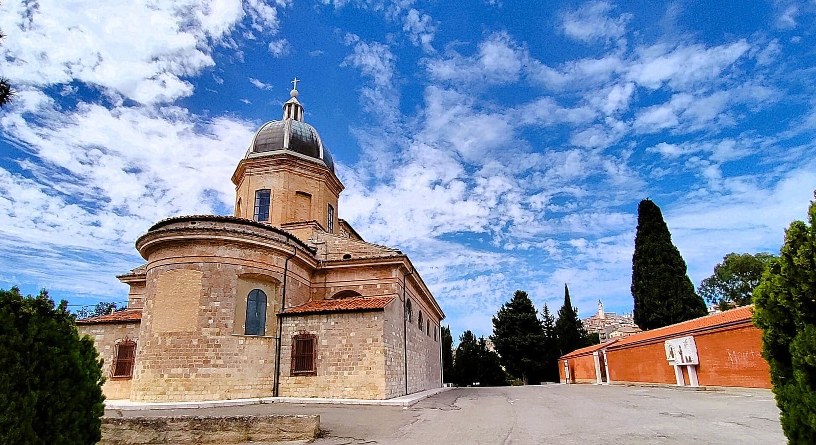 Santuario di Maria Santissima di Bisaccia a Montenero di Bisaccia, con la cupola, sotto un cielo con nuvole