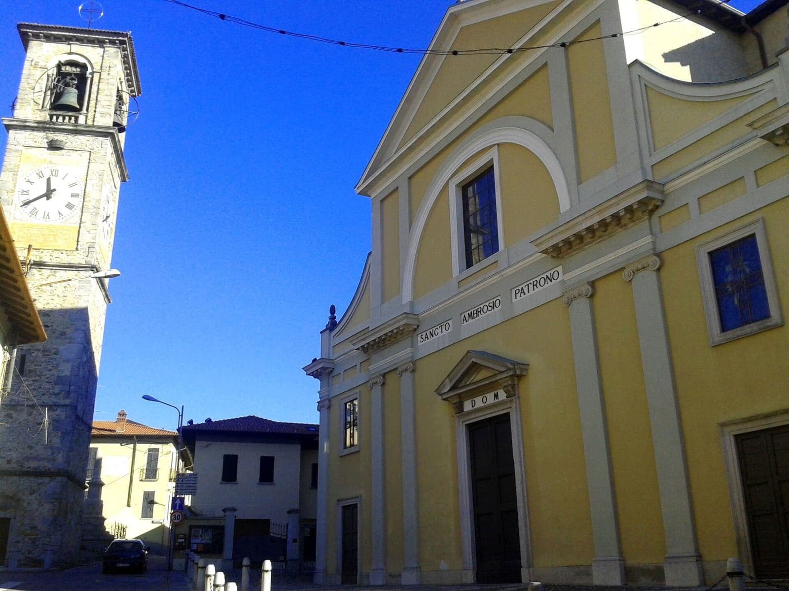 La chiesa di Sant'Ambrogio a Morazzone con il campanile