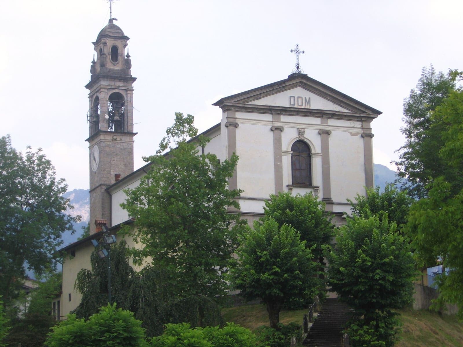 La chiesa parrocchiale di Santa Maria Assunta a Onore con il campanile