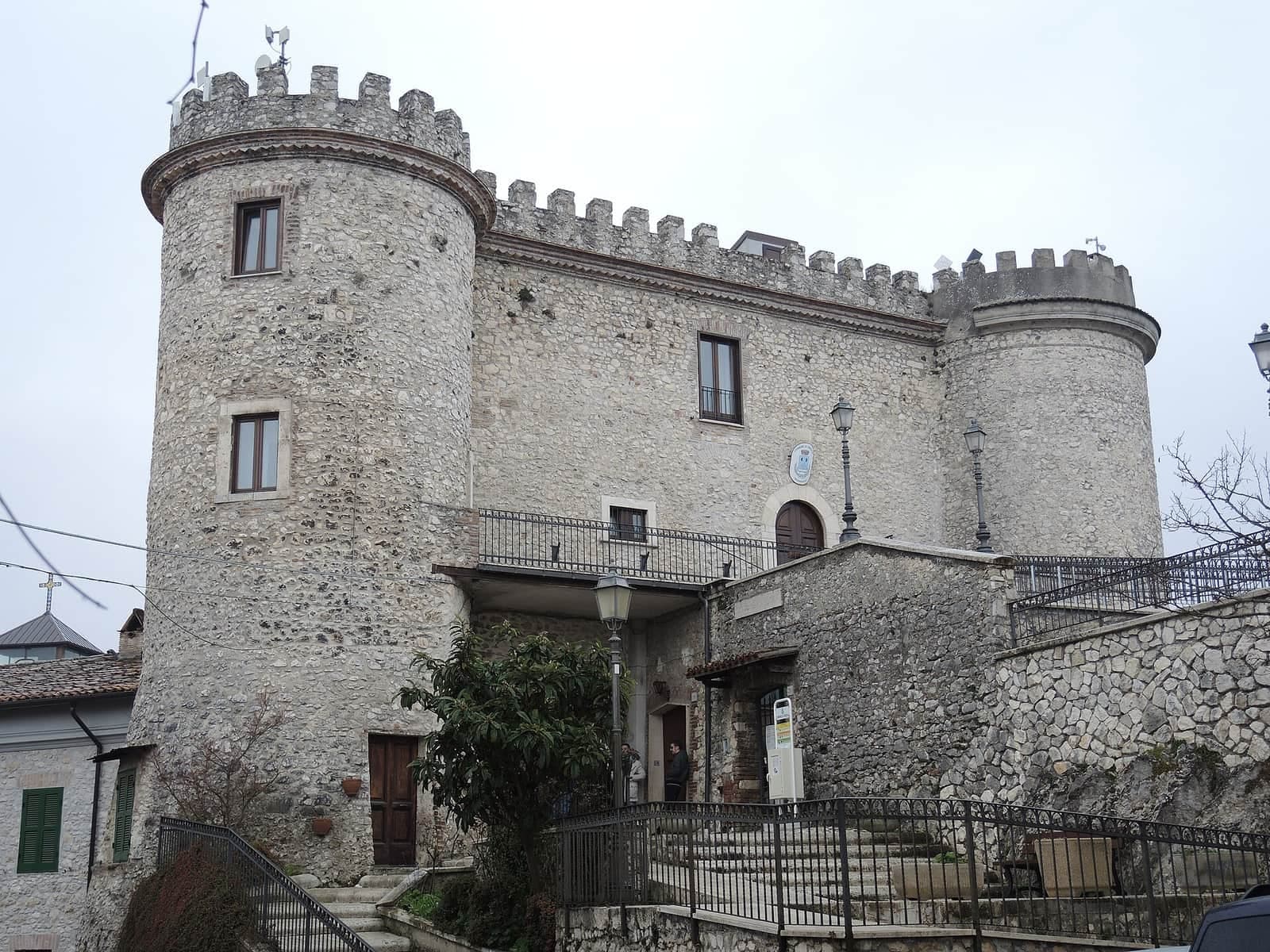 Il castello di Oricola con le torri merlate