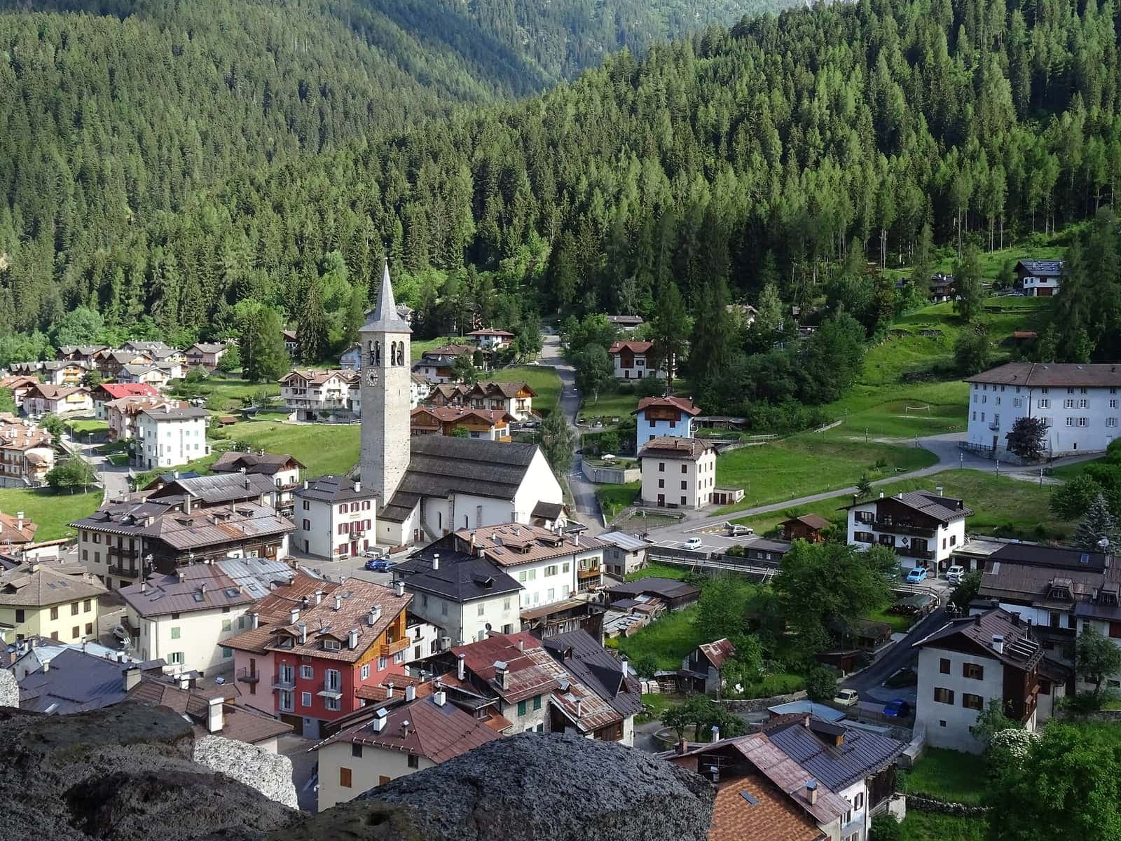 Ossana vista dal castello, con le case e il campanile tra i boschi