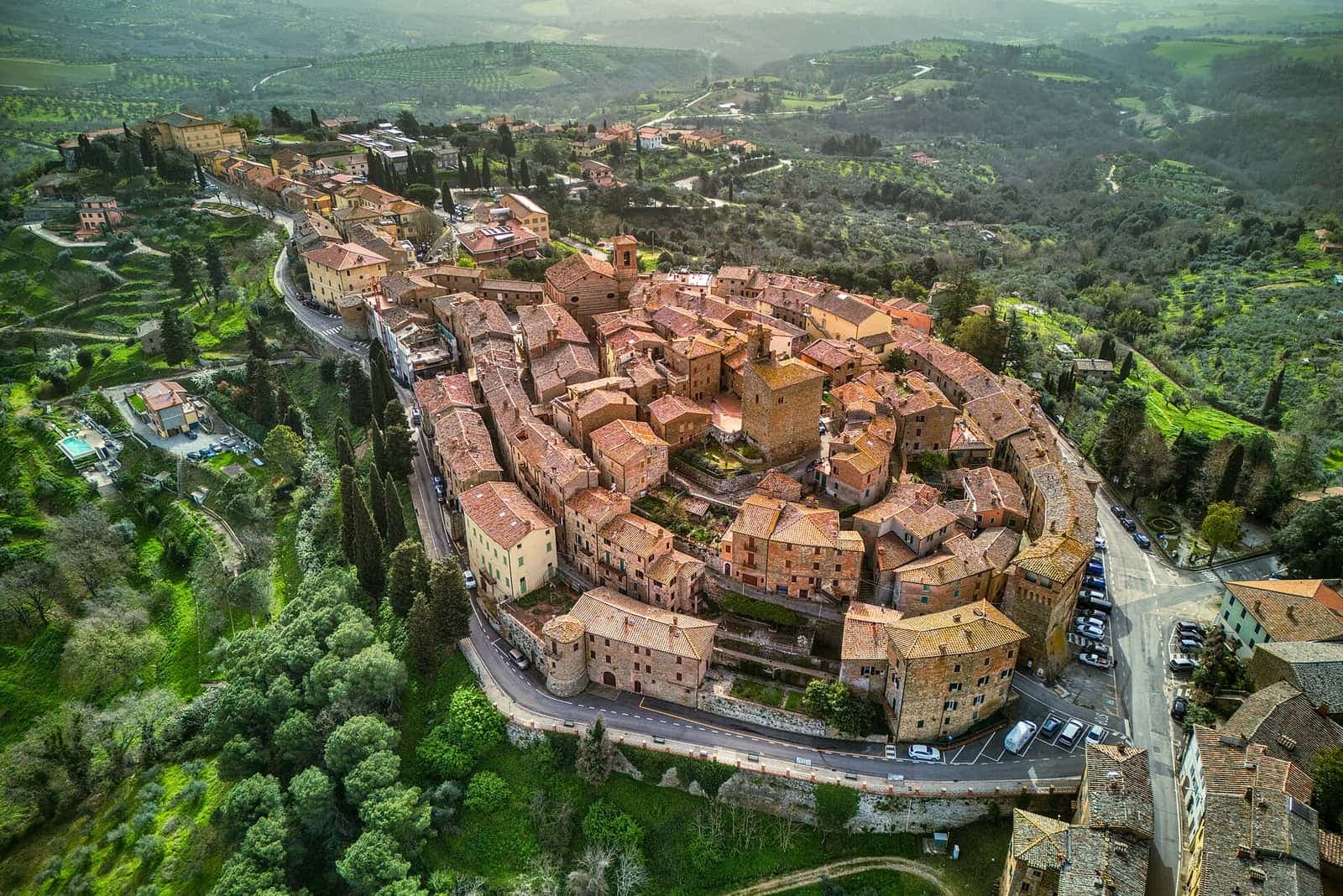 Panicale vista dall'alto, con le case raccolte dentro le mura sulla collina