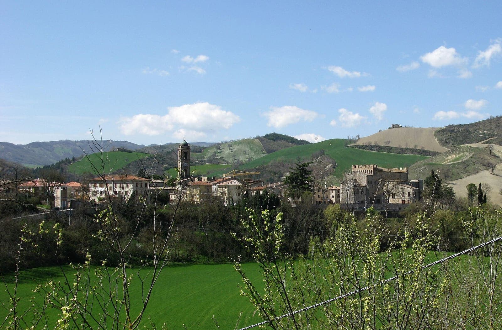 Panorama di Piandimeleto con il castello e le case oltre i prati