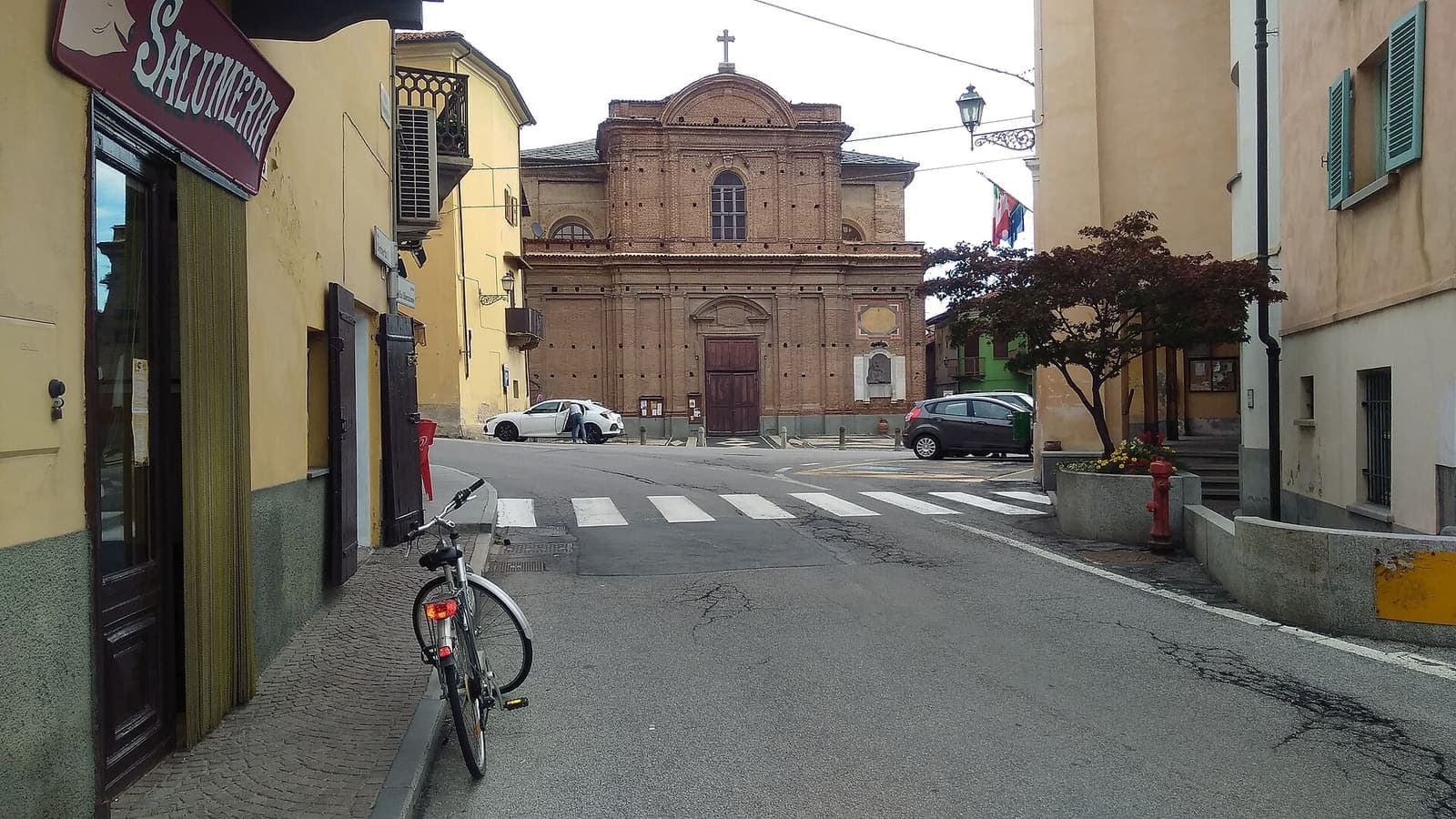 La chiesa parrocchiale di San Giovanni Battista a Piasco in fondo alla via