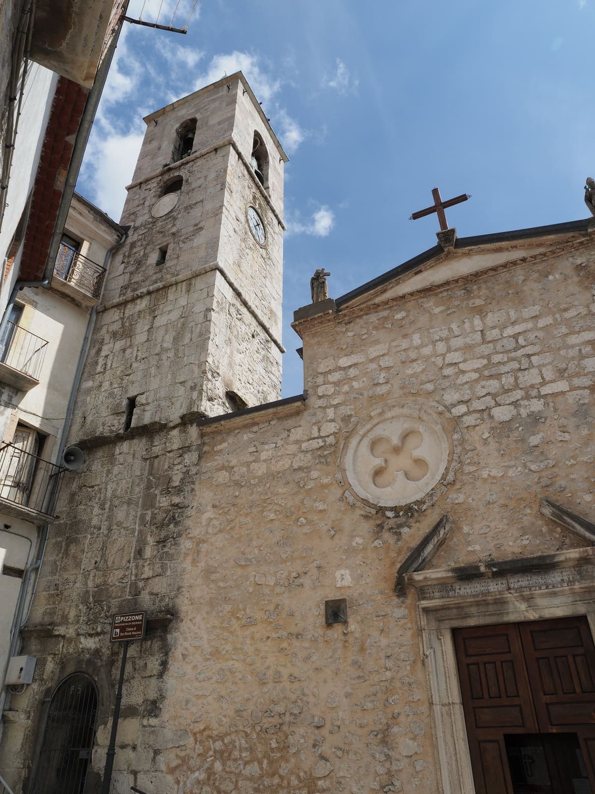 La chiesa di San Nicola Vescovo a Pizzone con il campanile in pietra
