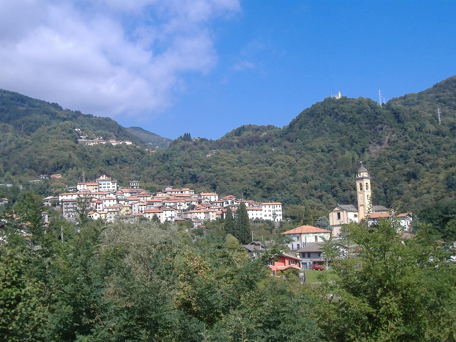 Plesio e Breglia tra i boschi, con le case e il campanile sul pendio