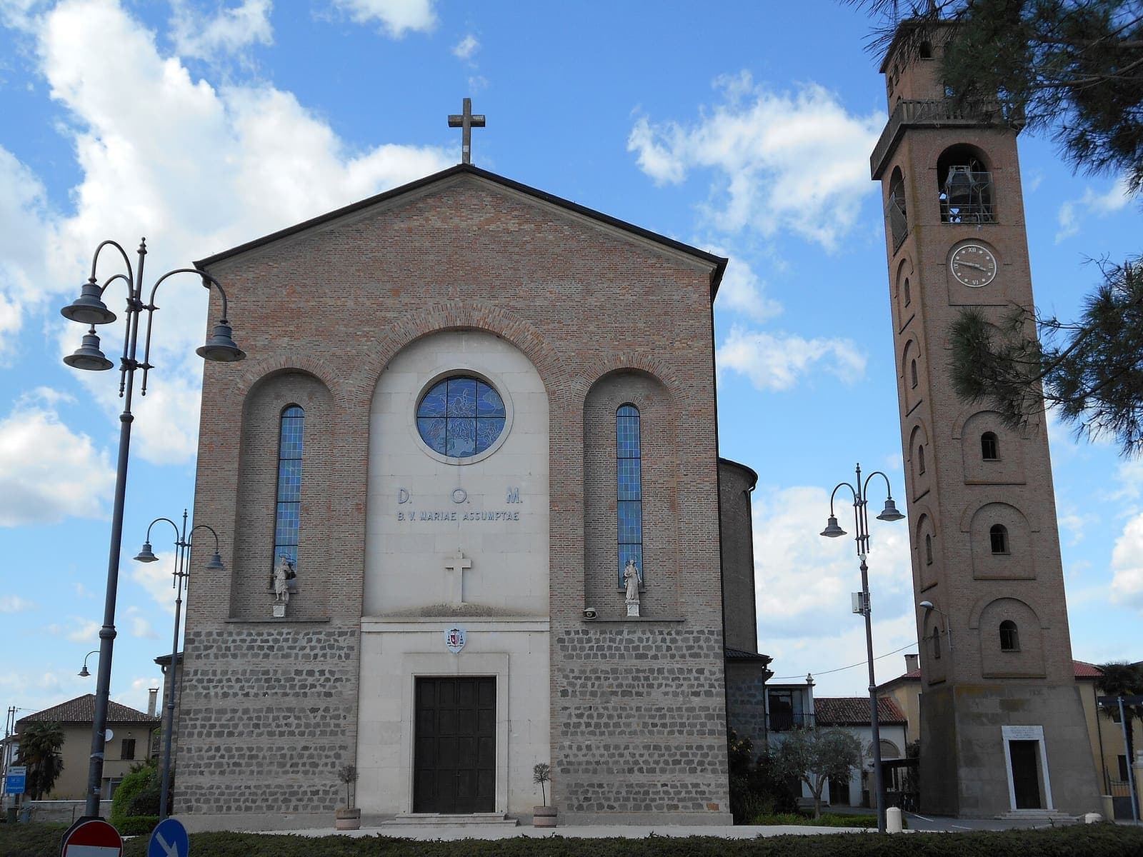 La chiesa di Santa Maria Assunta a Ponso con il campanile