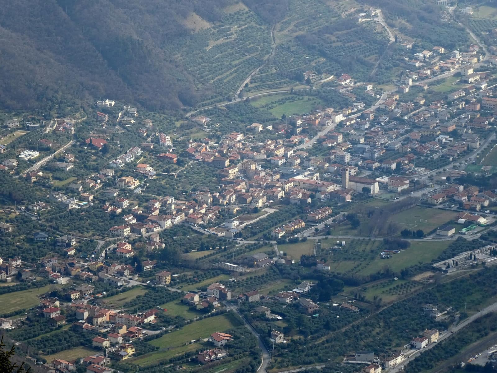 Pove del Grappa vista dall'alto dal monte Caina, con le case tra il verde