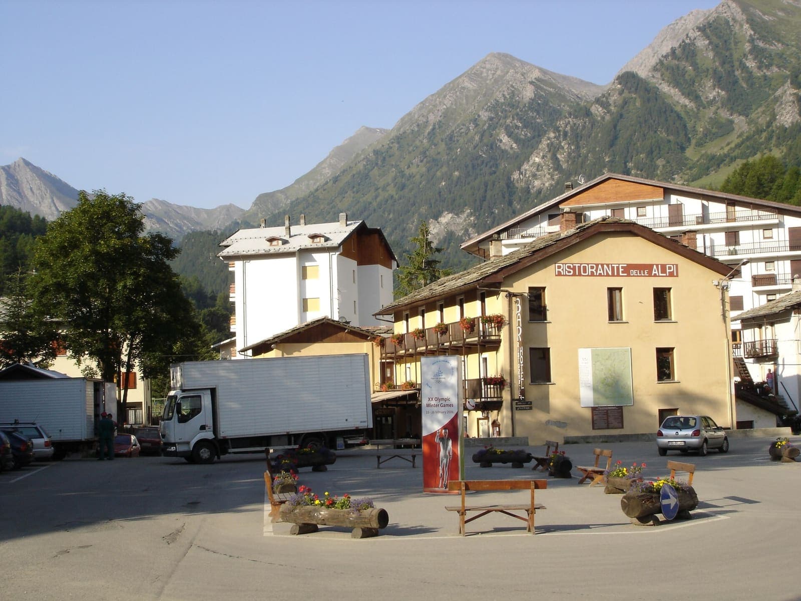 Il centro di Ghigo, frazione di Prali, con le montagne sullo sfondo