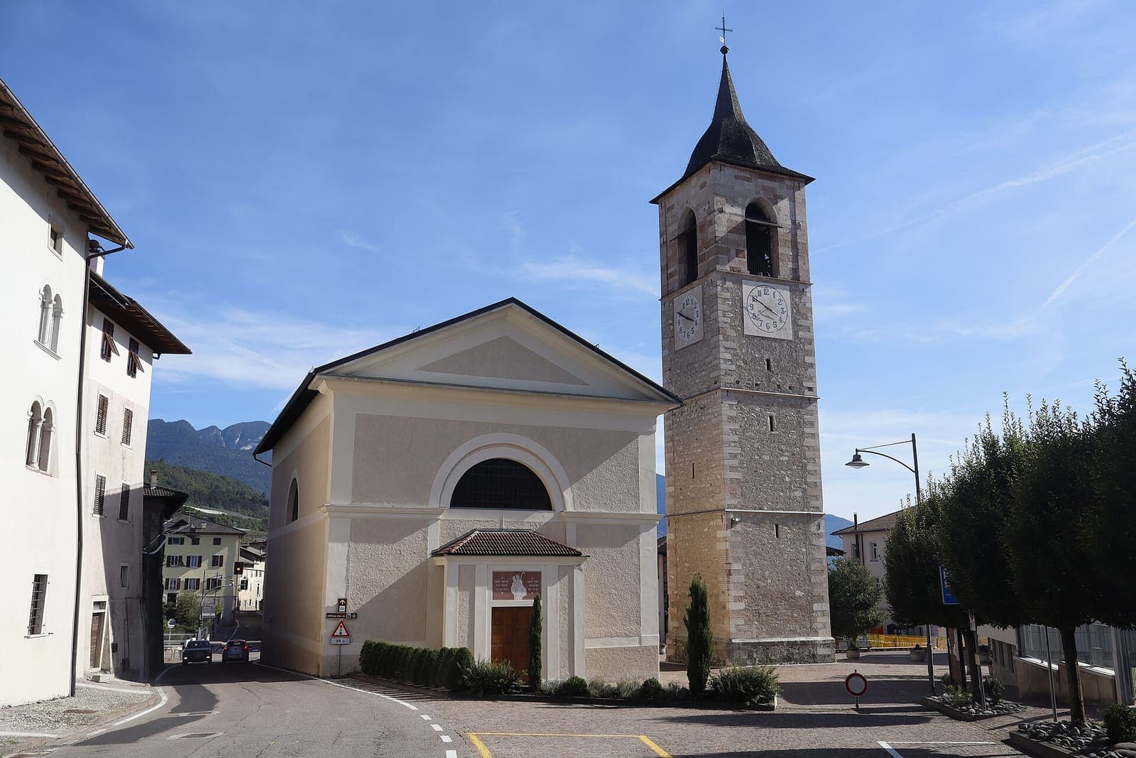 La chiesa di San Vittore a Taio, nel comune di Predaia, con l'alto campanile