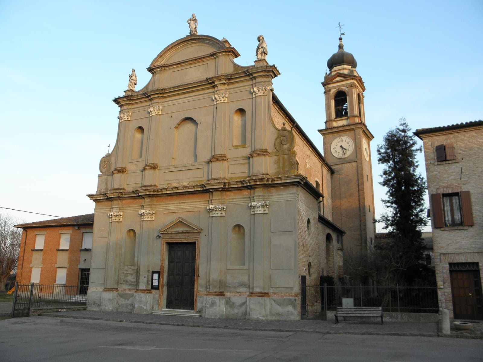 La chiesa parrocchiale di San Giacomo Maggiore a Ro, nel comune di Riva del Po, con il campanile