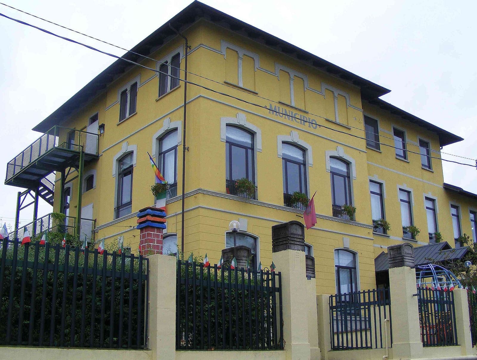 Il municipio di Robassomero, palazzo giallo dietro la cancellata