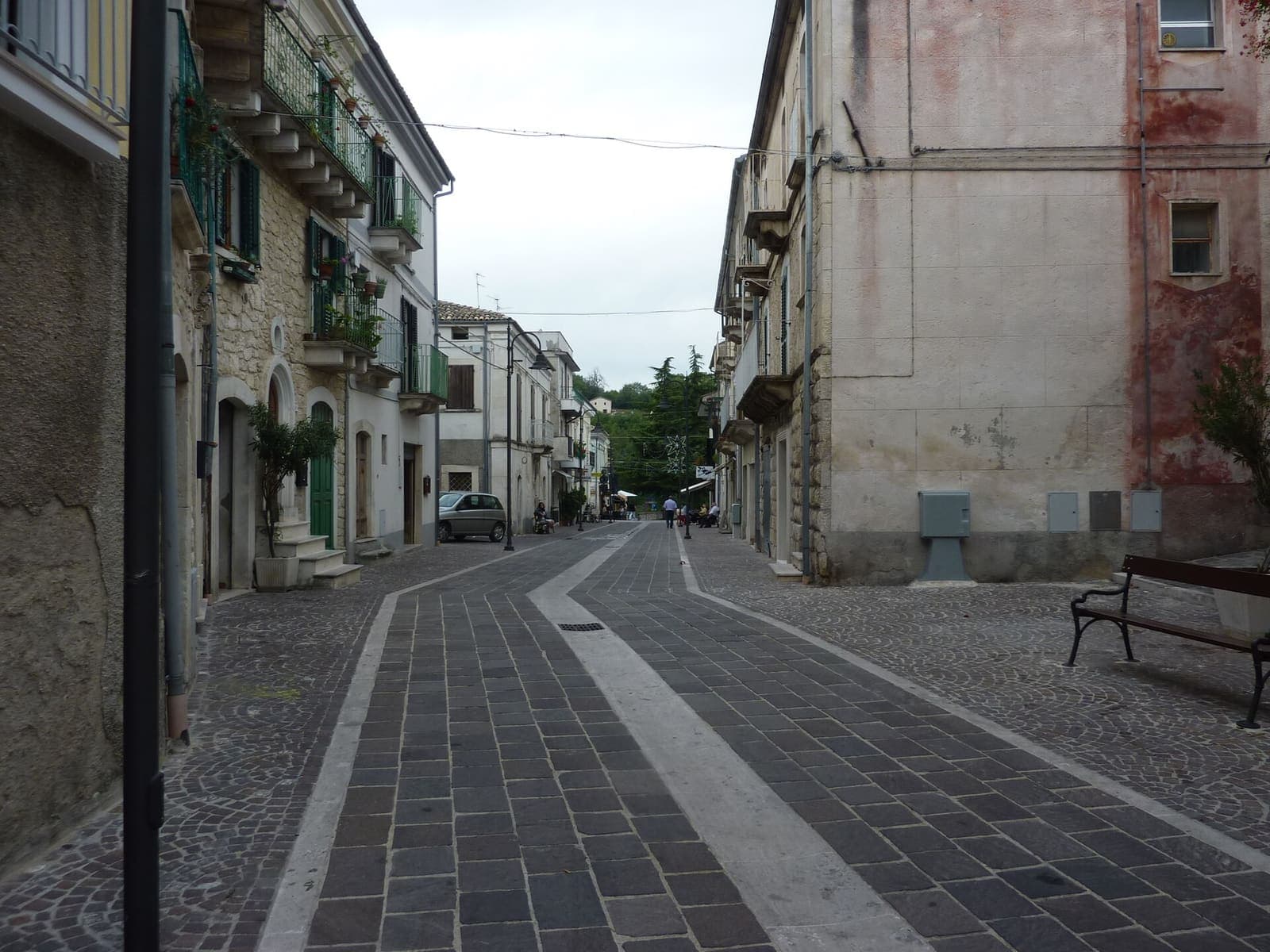 Via De Horatiis a Roccamorice, con le case affacciate sulla strada lastricata