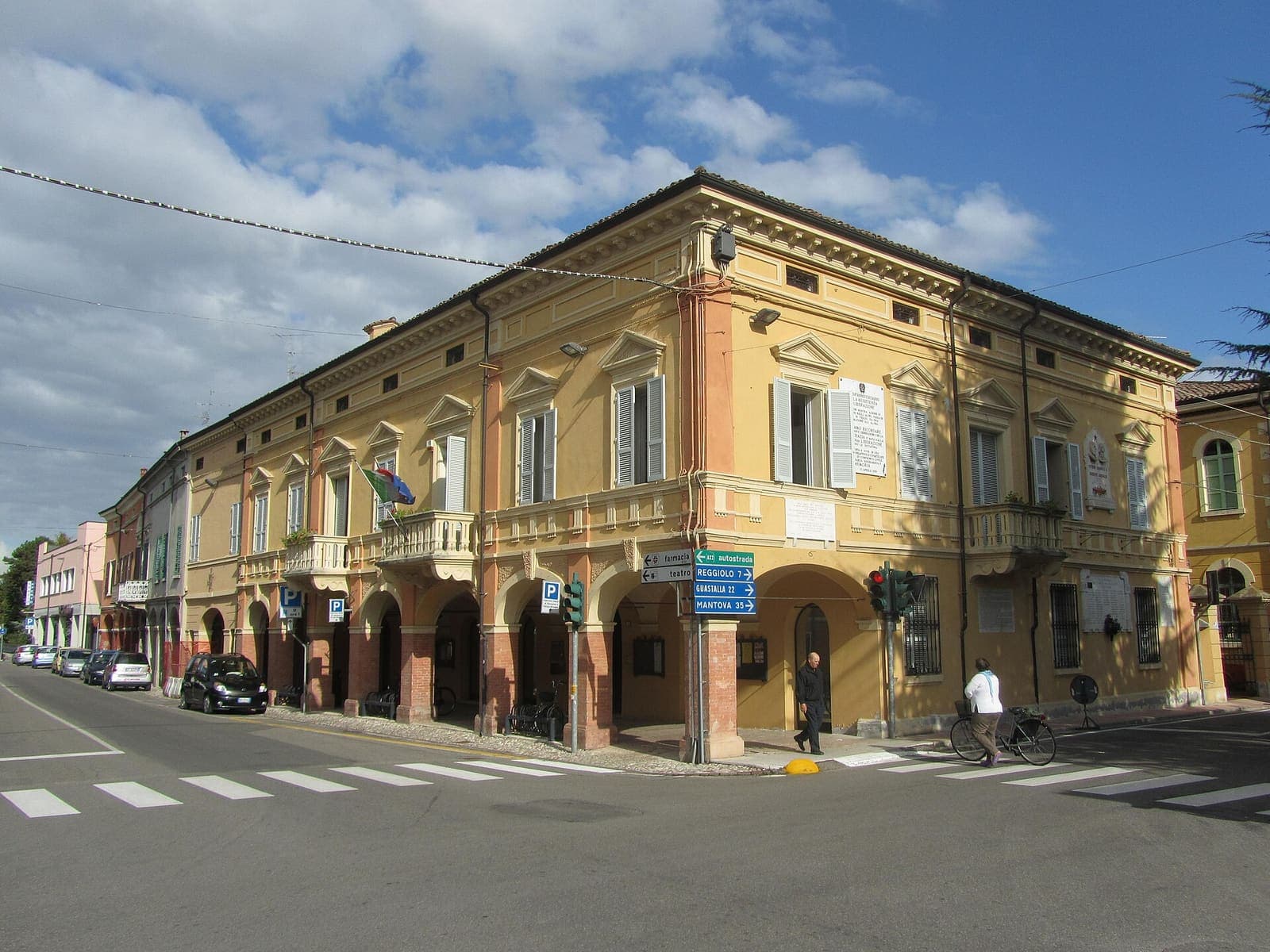 Il municipio di Rolo con il portico ad archi, sotto il cielo azzurro