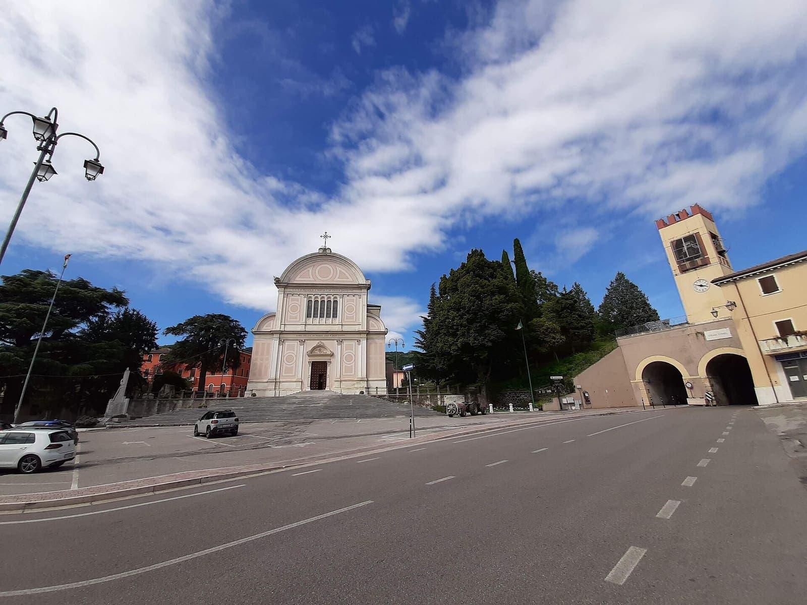 La chiesa di Santa Maria Annunziata a Roncà, con il campanile e la piazza