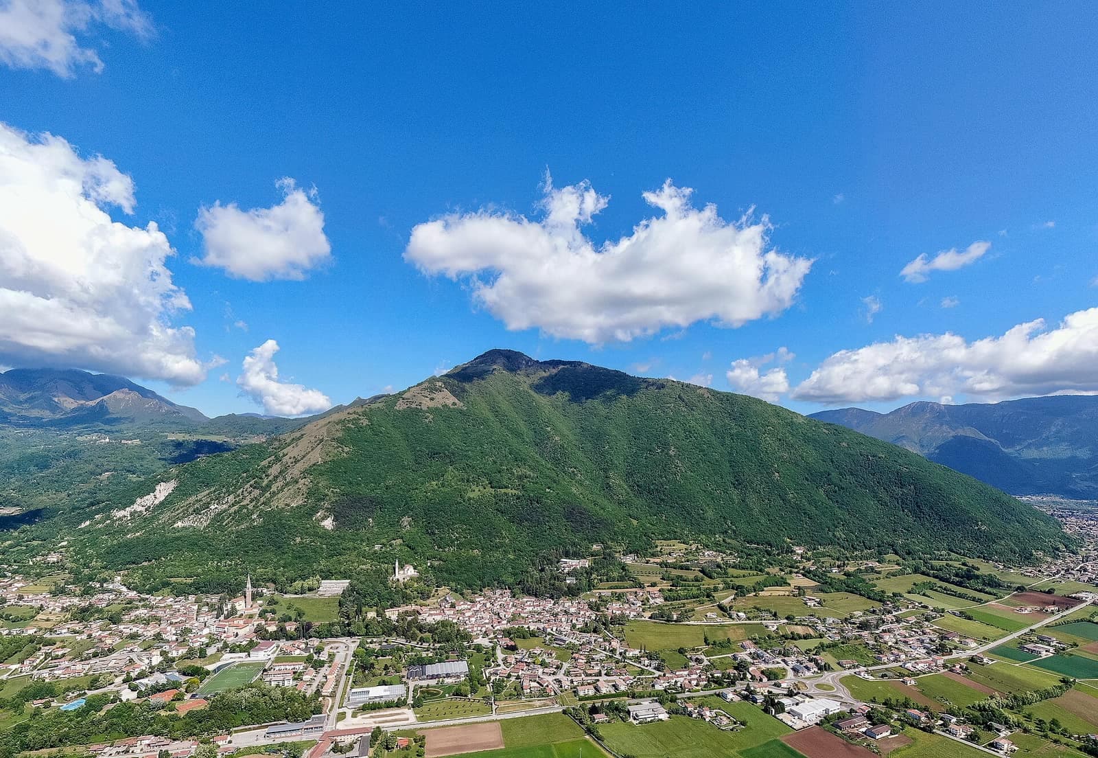 Veduta aerea di Santorso ai piedi del monte Summano