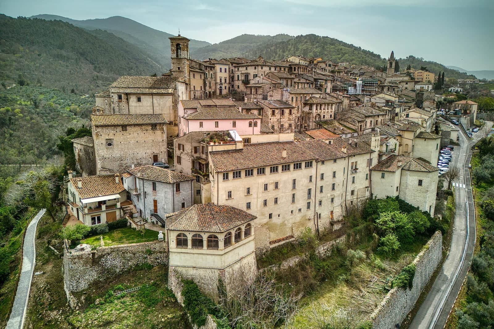Il borgo medievale di Stroncone visto dall'alto, tra le colline verdi