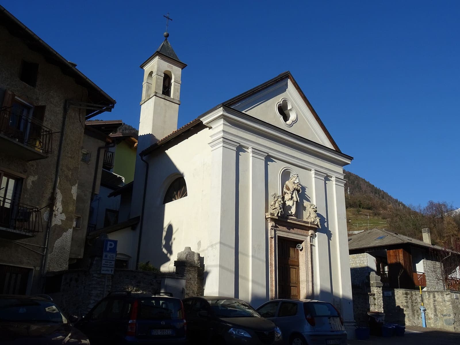 La chiesa di San Giovanni Nepomuceno a Telve con il campanile, sotto il cielo azzurro