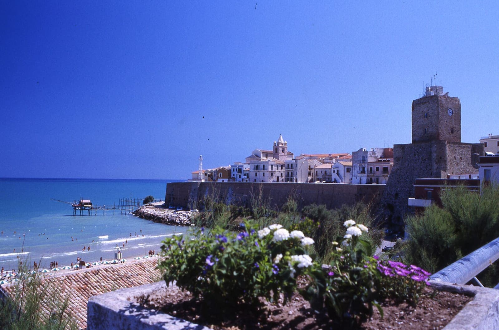 Borgo antico di Termoli sul mare, con la torre del castello svevo e un trabucco