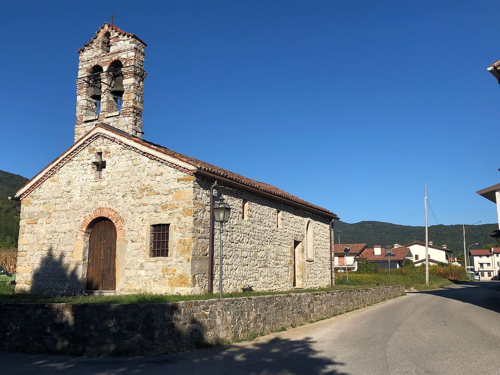 La chiesa di San Rocco a Montina, frazione di Torreano, in pietra con il campanile