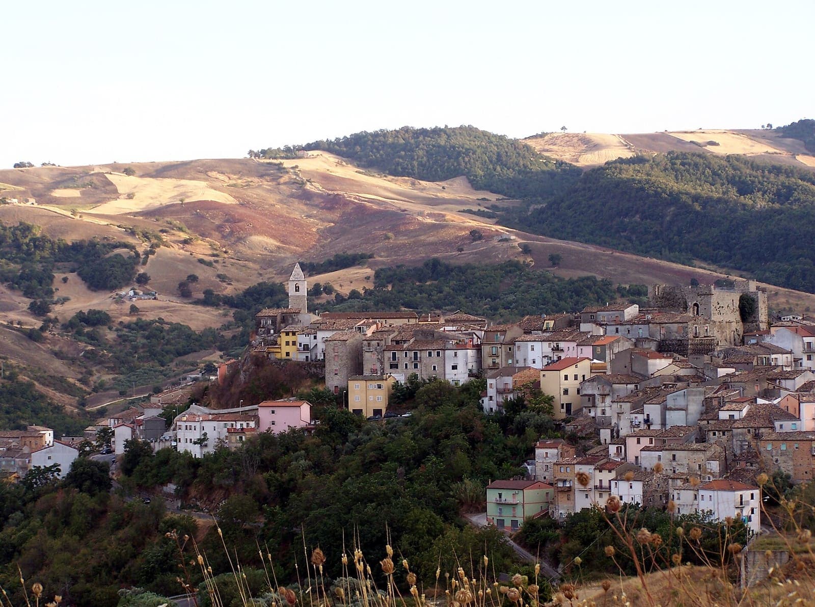 Le case di Tufara sul colle con il campanile, tra le colline