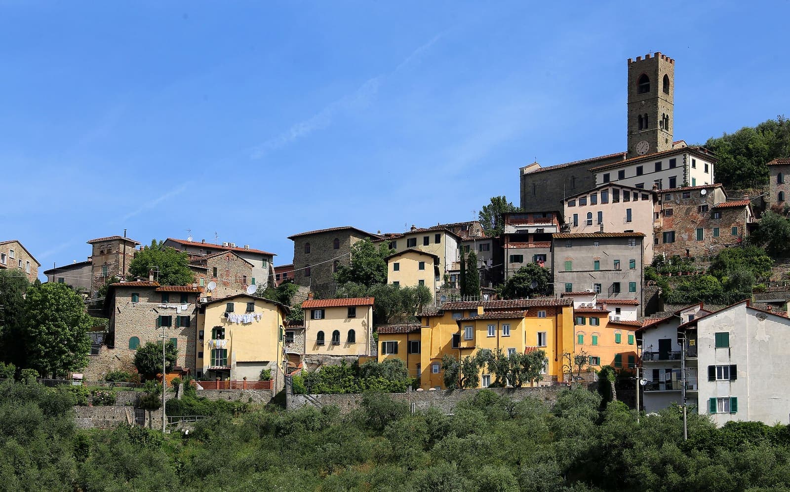 Le mura e la torre di Uzzano sopra le case colorate