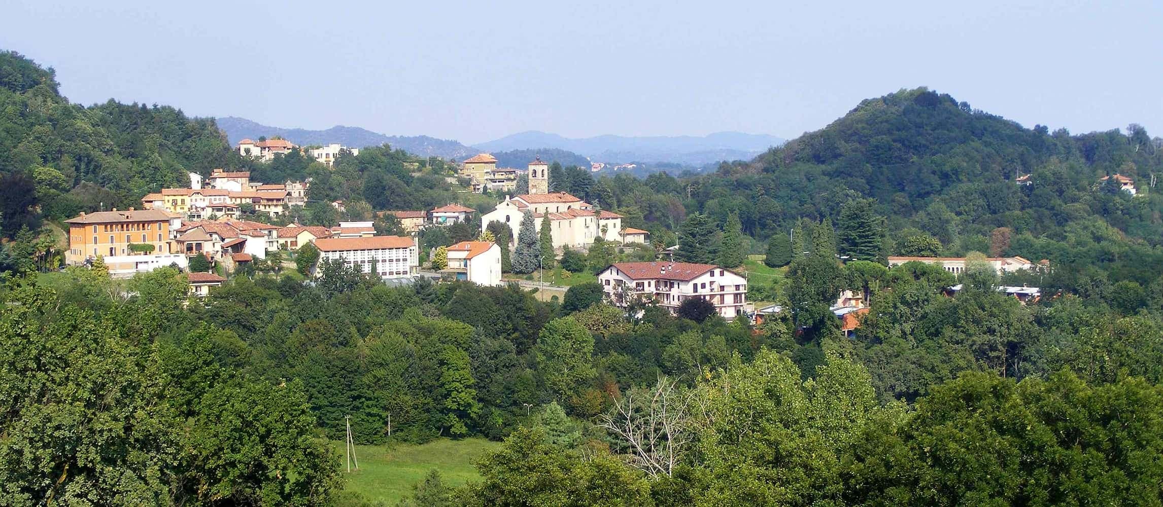 Panorama di Valle San Nicolao tra i boschi, visto da Bioglio
