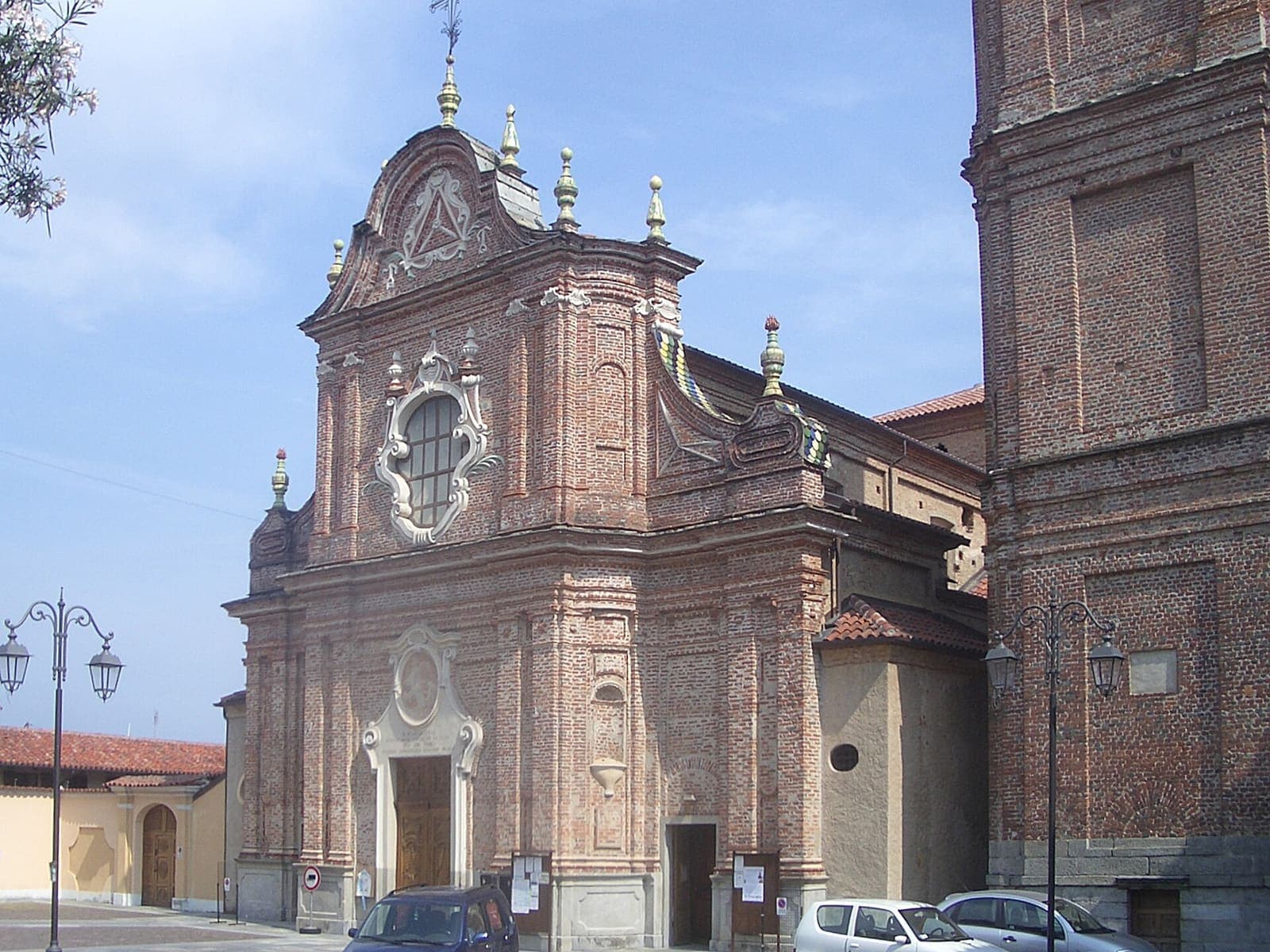 La chiesa parrocchiale della Santissima Trinità a Valperga, con la facciata barocca in mattoni