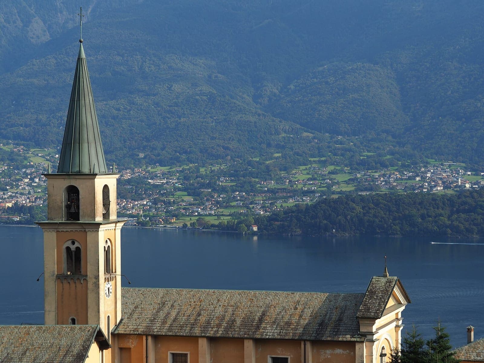 Il campanile della chiesa del Santissimo Salvatore a Vercana, con il lago di Como sullo sfondo