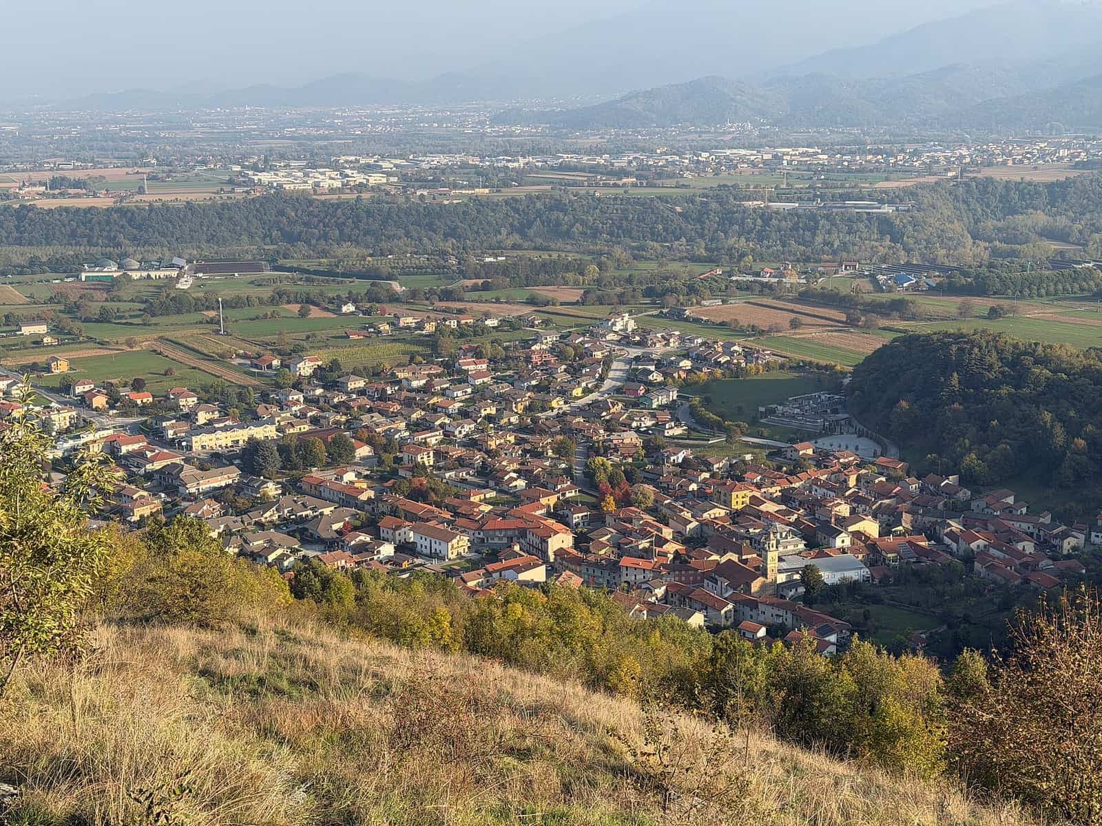 Vignolo vista dall'alto dalla panchina gigante presso il santuario della Madonna degli Alpini