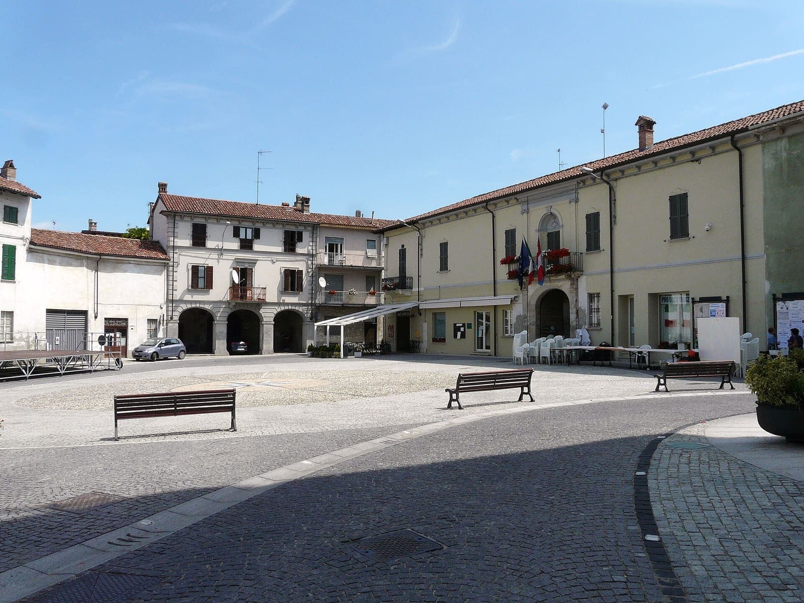 Piazza Libertà a Viguzzolo con i portici e le panchine