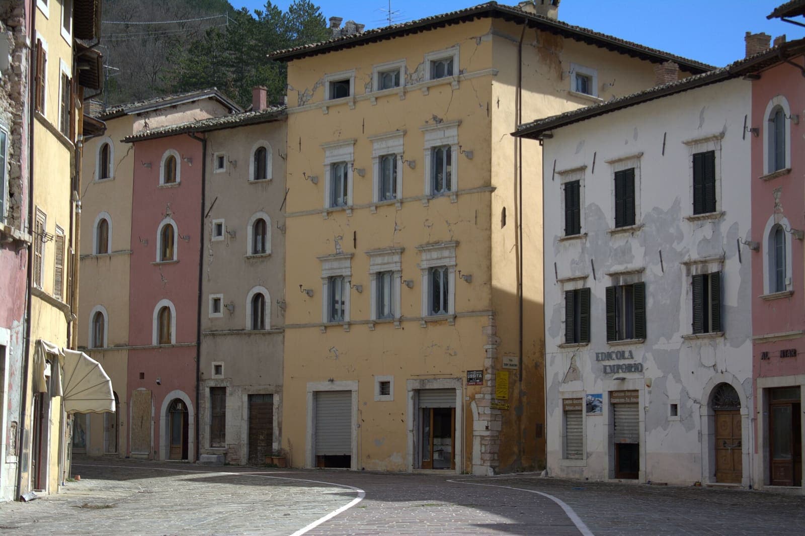La piazza di Visso con i palazzi colorati del centro storico