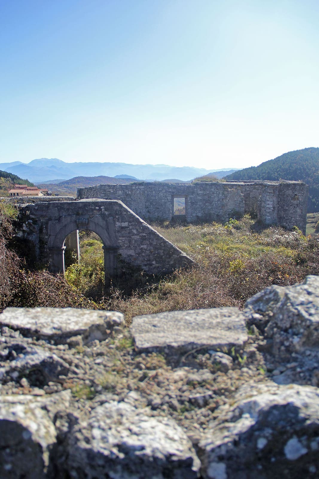 Resti del castello di Rionero Sannitico con le montagne sullo sfondo
