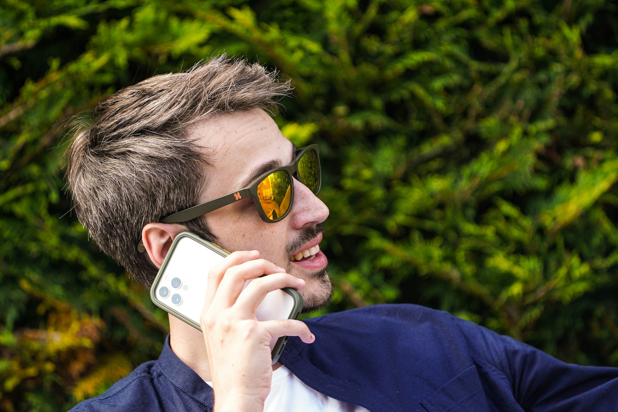 Persona che fa una telefonata tenendo lo smartphone all'orecchio