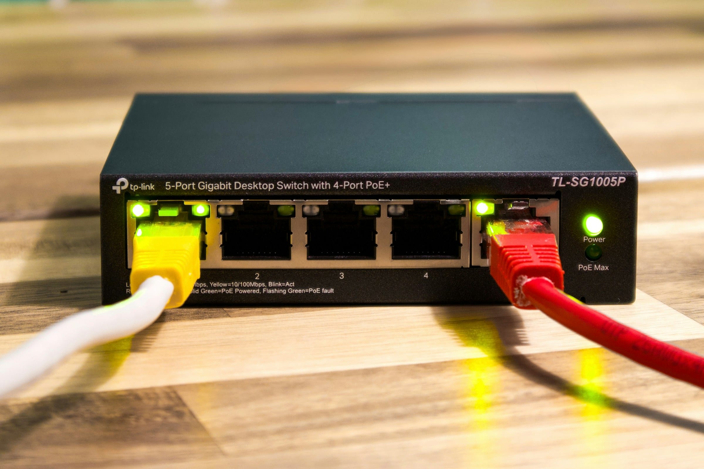 Switch di rete con cavi ethernet colorati collegati
