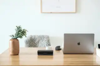Scrivania di lavoro in casa con computer connesso alla rete