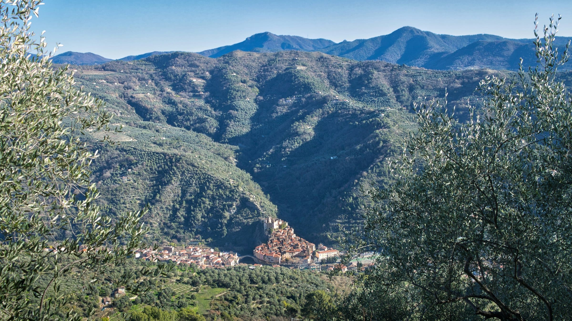 Borgo italiano arroccato tra colline e montagne